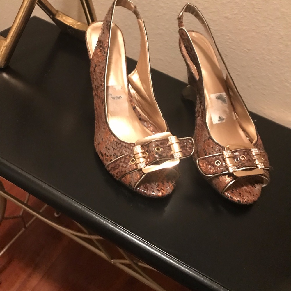 Print Sling back with gold trimmed heels